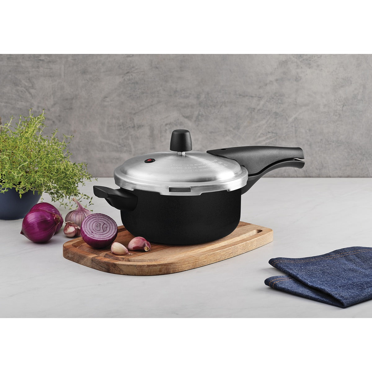 Panela de Pressão Tramontina Vancouver em Alumínio com Revestimento Interno e Externo Antiaderente Starflon Max Preto / Vermelho20 cm 3 L